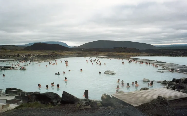 Blue Lagoon Iceland – Geothermal Waters, Icelandic Flavors, and Local Culture