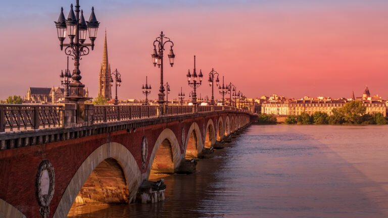 Bordeaux med eSIM Roam Pass